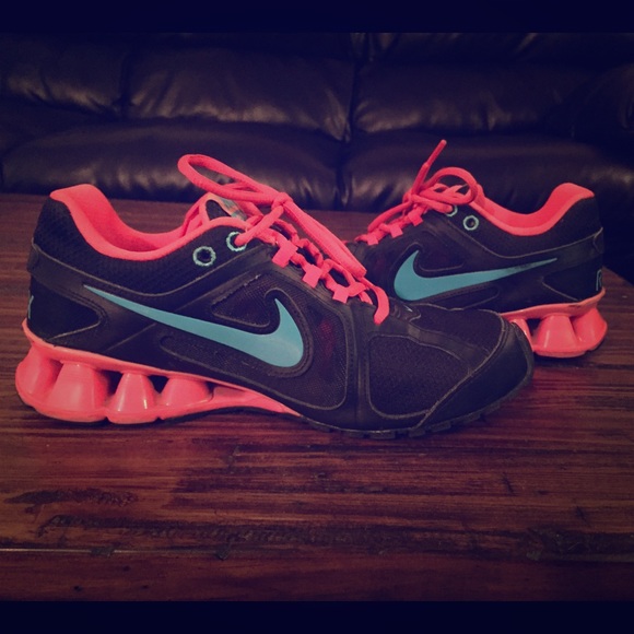 Nike Reax Sneaker - women's 7