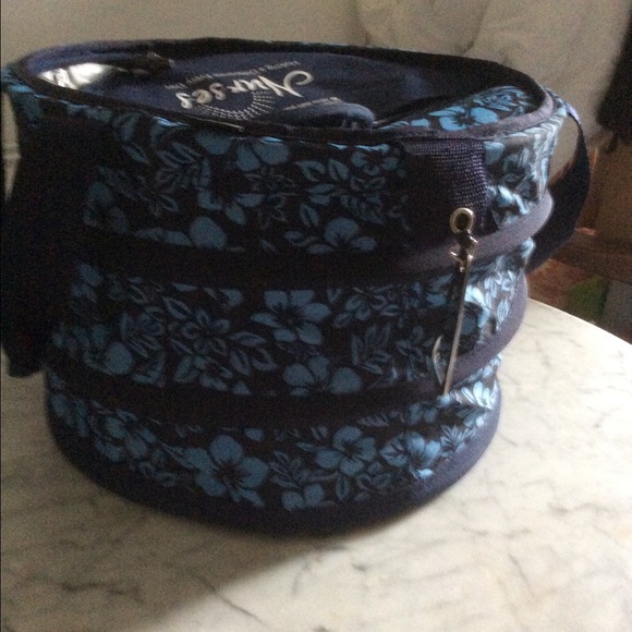 Beverage holder comes w/retractable bottle opener. - Picture 3 of 4