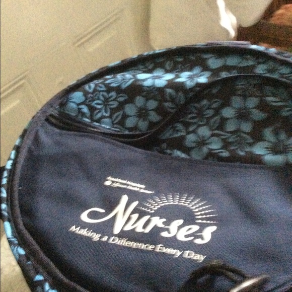 Beverage holder comes w/retractable bottle opener. - Picture 4 of 4