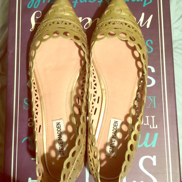 STEVE MADDEN GOLD POINTED TOE FLATS