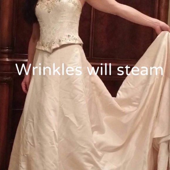 Amazing wedding Gown - Picture 2 of 8