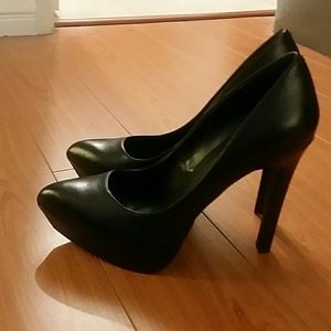 Pointed toes platform bcbg heels new