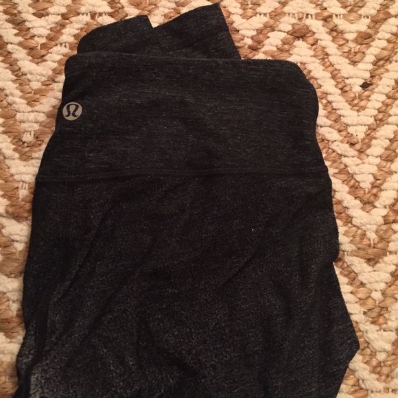 Lululemon grey cropped yoga pants