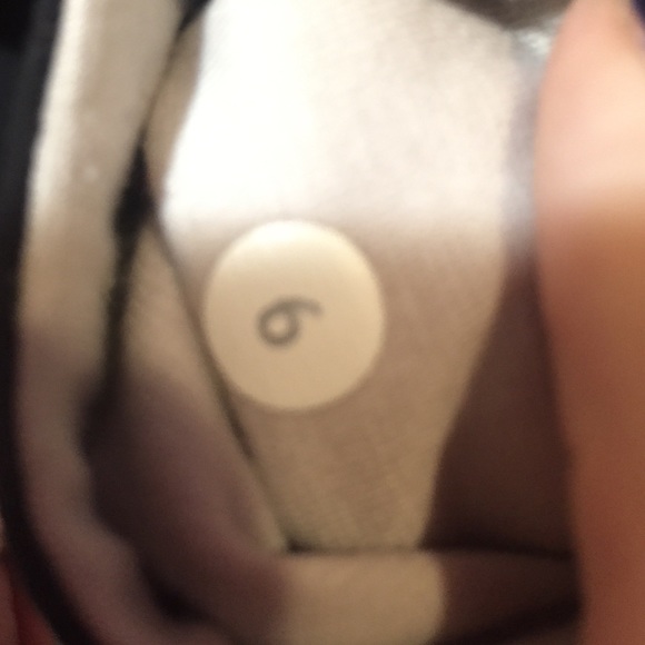 LULULEMON! RARE WUNDER UNDERS! - Picture 3 of 4