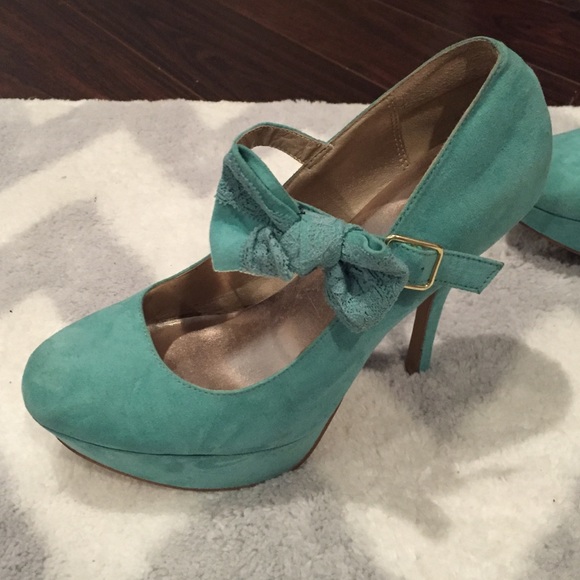 Heels - Picture 2 of 3