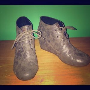 Tom's women's wedge booties