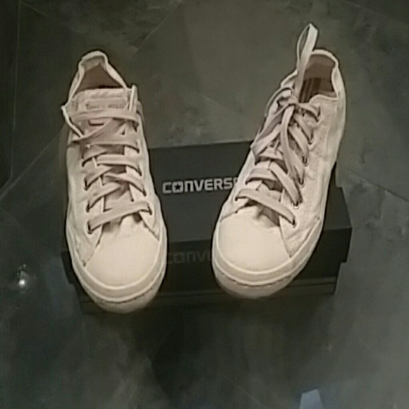 Creamed colored Converse low tops