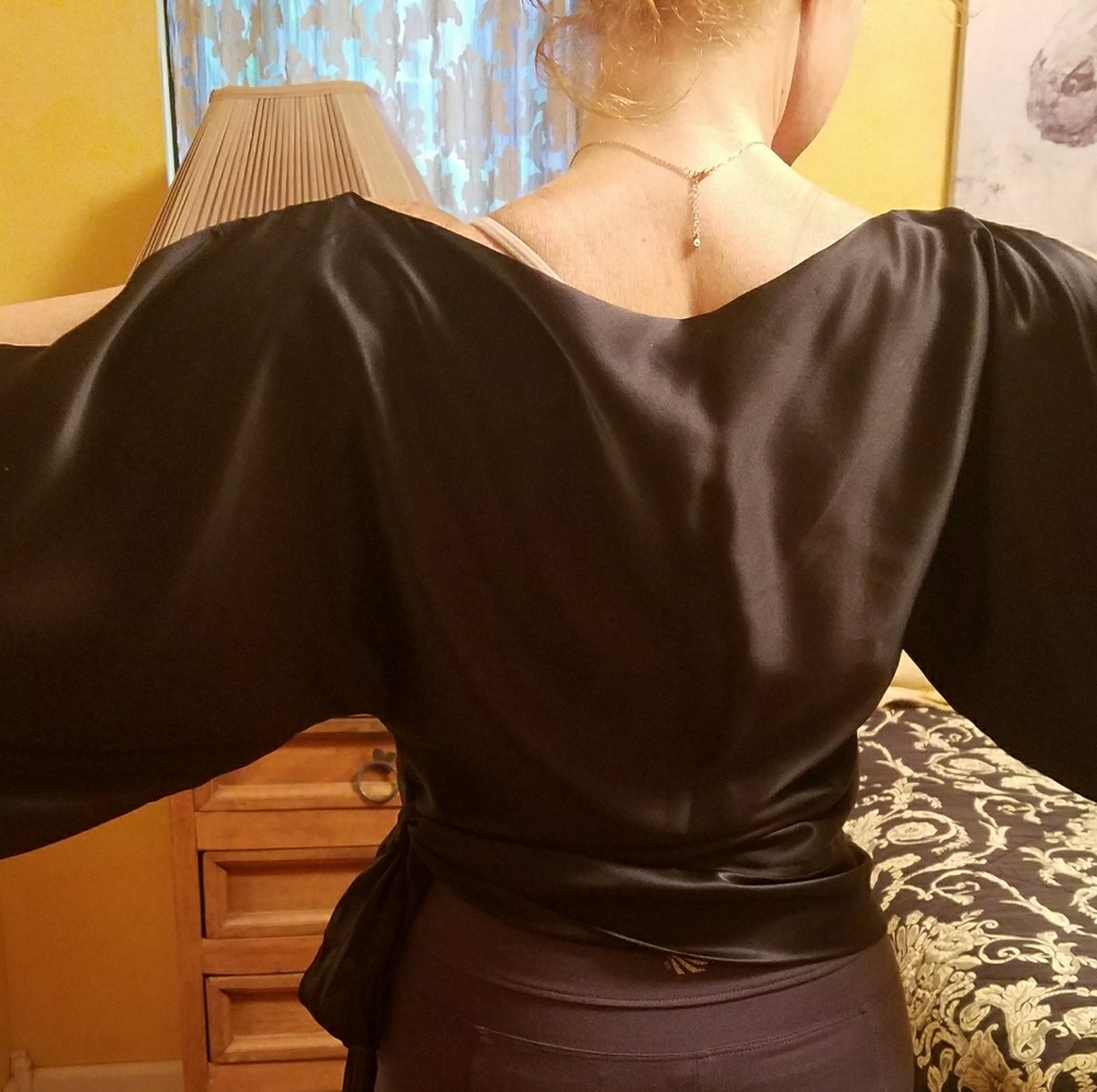 Gorgeous black silk split sleeve blouse! - Picture 8 of 8