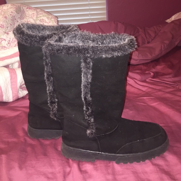 Black boots with gray fur.