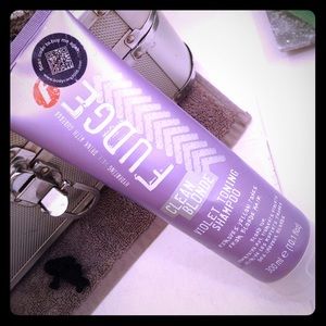 Platinum blonde violet toning shampoo, by Fudge.
