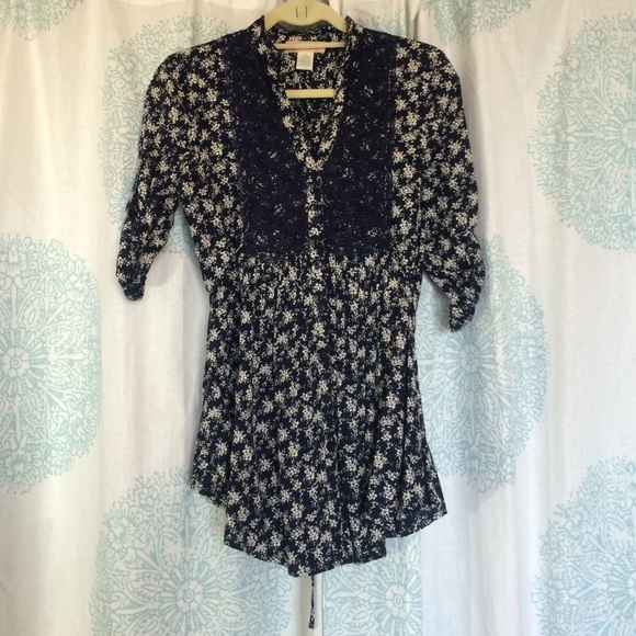 Tunic- with pleats and lace details