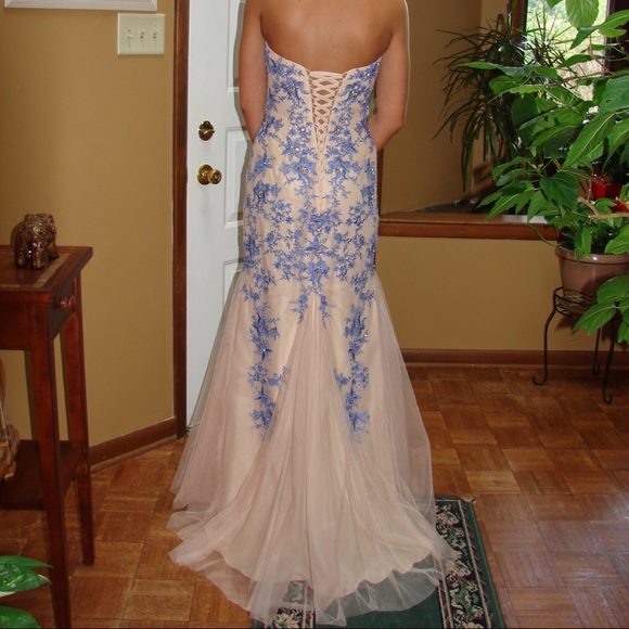 Perfect condition prom dress, worn once.