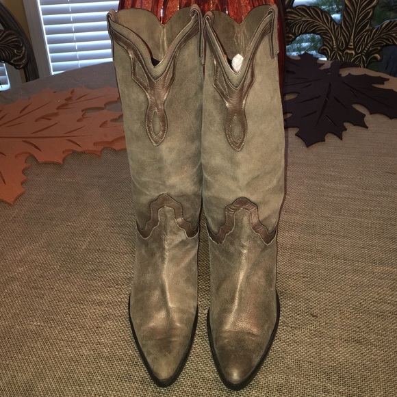 Gold smooth leather boots by Vaneli