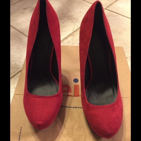 Size 8 red suede pumps