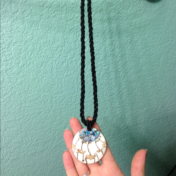 Shell necklaces - Picture 2 of 2