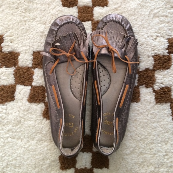 Metallic gap flats