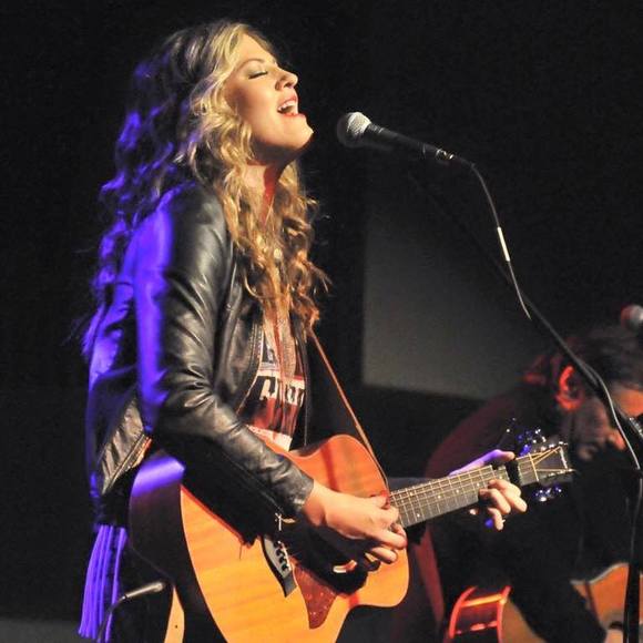 Meet your Posher, Ayla