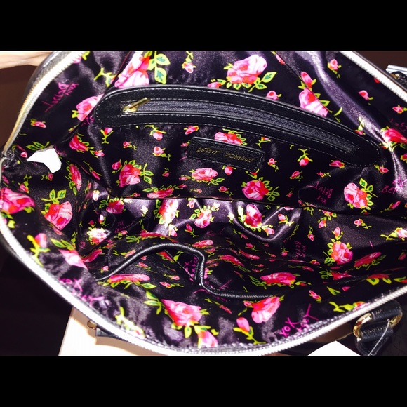 Betsey Johnson Bags - NWT White & Black Heart Purse❤️ Betsey Johnson Bags - NWT White & Black Heart Purse❤️