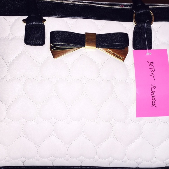 Betsey Johnson Bags - NWT White & Black Heart Purse❤️ Betsey Johnson Bags - NWT White & Black Heart Purse❤️