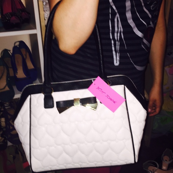 Betsey Johnson Bags - NWT White & Black Heart Purse❤️ Betsey Johnson Bags - NWT White & Black Heart Purse❤️