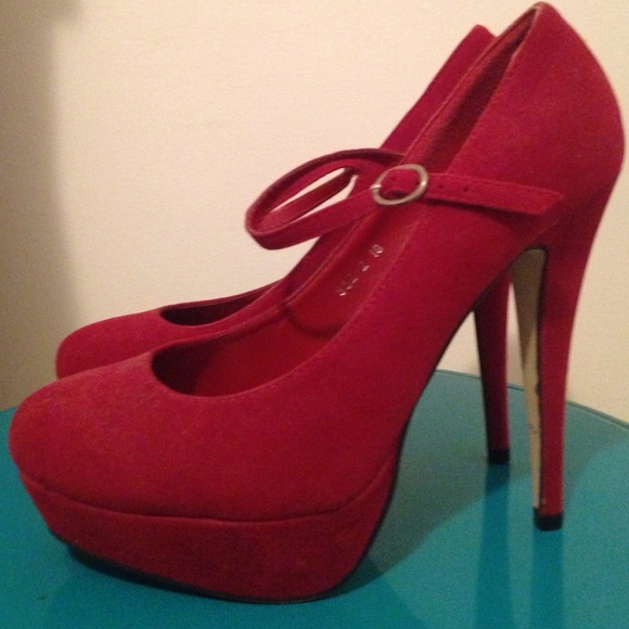 Red Pumps - Picture 3 of 3