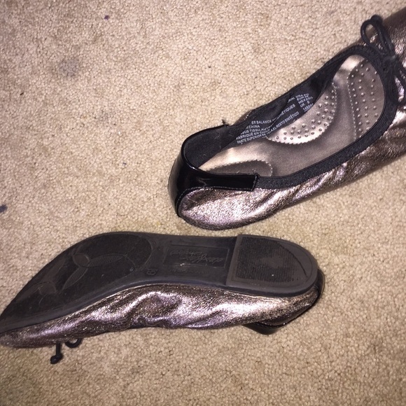 🎉gold flats with bow on top🎉