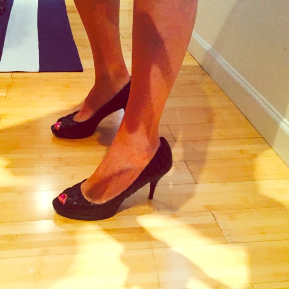 Nine West black leather, peep toe heels! Size 9.
