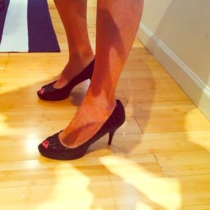 Nine West black leather, peep toe heels! Size 9.