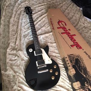 Les Paul 100 guitar