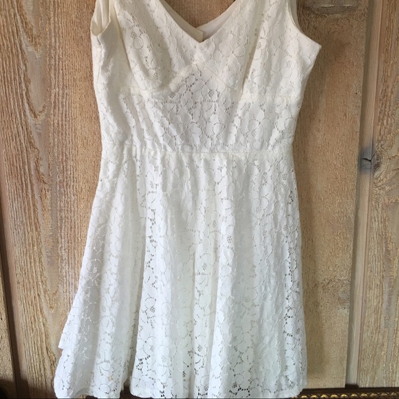 Adorable white sun dress - Picture 2 of 4