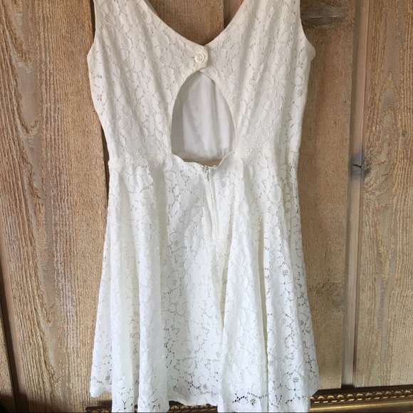 Adorable white sun dress - Picture 3 of 4