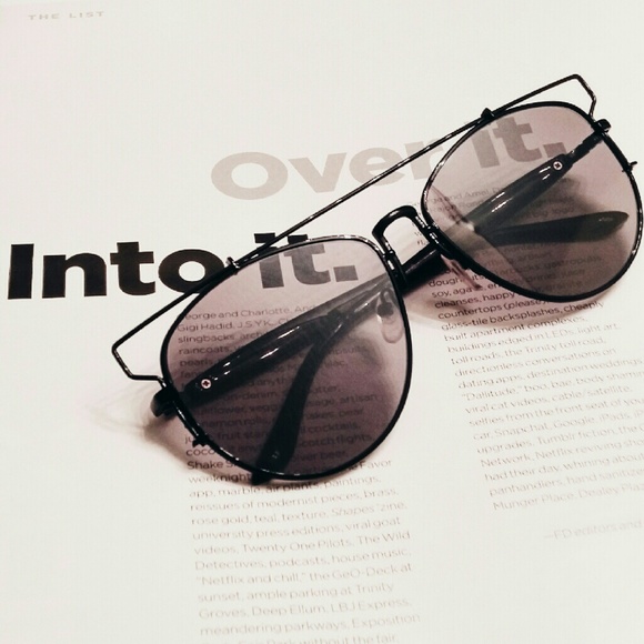 Chic black on black sunnies - Picture 2 of 4