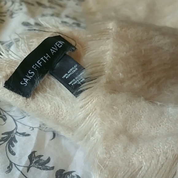 Saks fifth Avenue scarf NWT