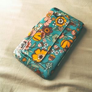 Floral Vinyl Wallet 🌹