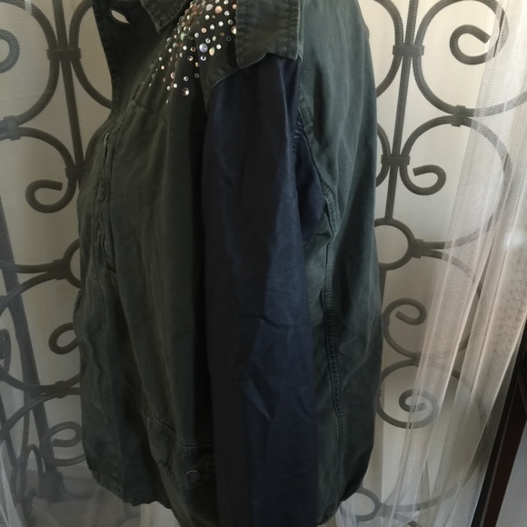 Cool jacket with embellishments...size is medium.. - Picture 4 of 4