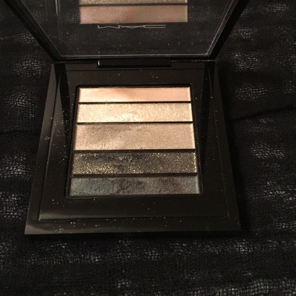 MAC Eyeshadow Palette - Picture 1 of 3