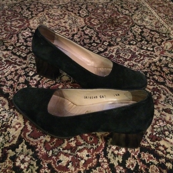 Suede Ferragamo Pumps!