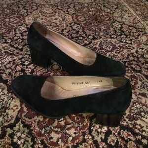 Suede Ferragamo Pumps!