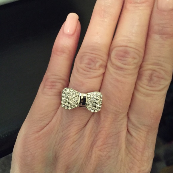 Gorgeous!! Austrian Crystal Platinum Plated Ring - Picture 2 of 4