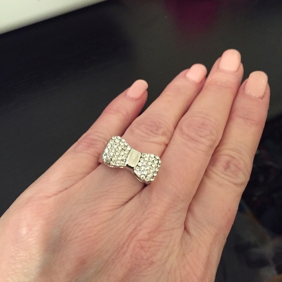 Gorgeous!! Austrian Crystal Platinum Plated Ring - Picture 3 of 4