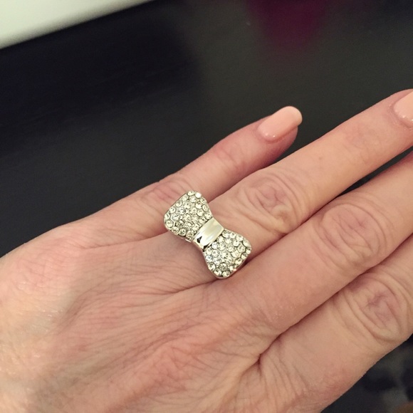 Gorgeous!! Austrian Crystal Platinum Plated Ring - Picture 4 of 4