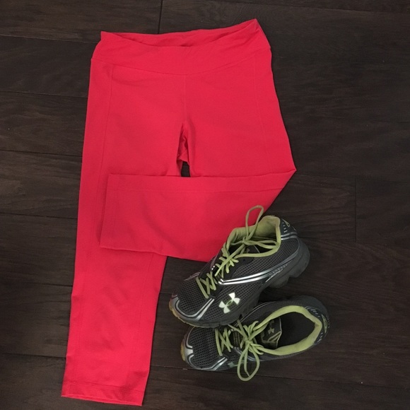 HOT HOT pink athletic capris