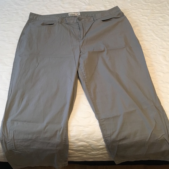 Lightweight grey capri pants