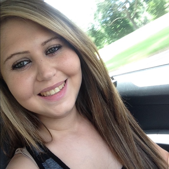 Meet your Posher, Gabi - Picture 2 of 3