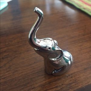Elephant ring holder