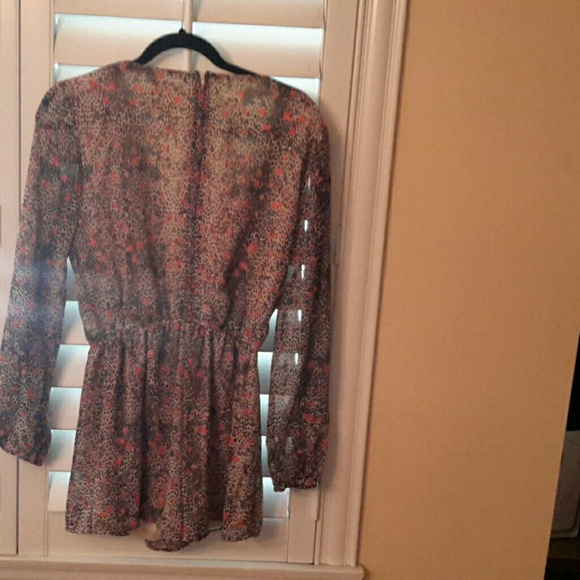 Elegant rumper to show off legs - Picture 2 of 2