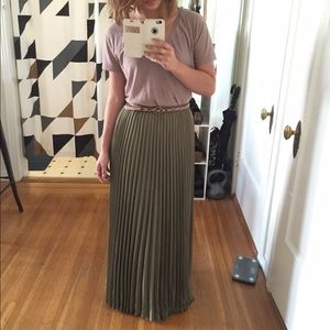 Olive green chiffon pleated skirt! Size Small