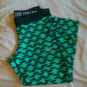 Nike relay print capris green medium
