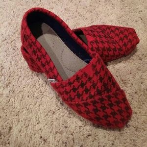 Red plaid toms.