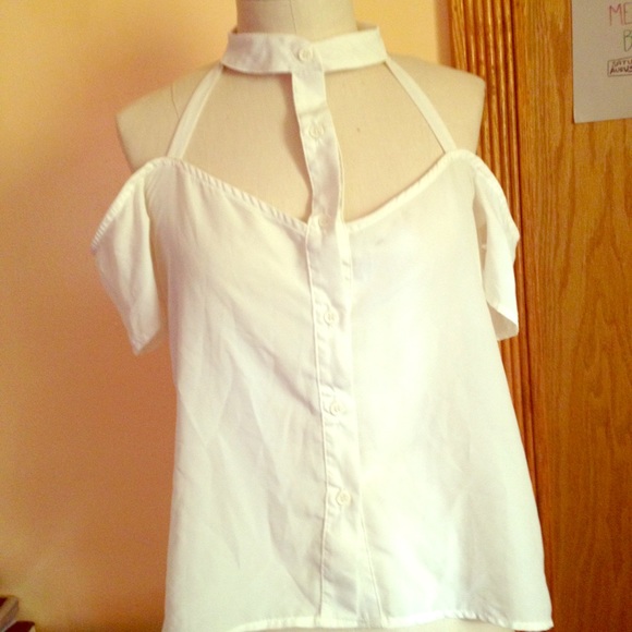 Cute, cut out, off white top